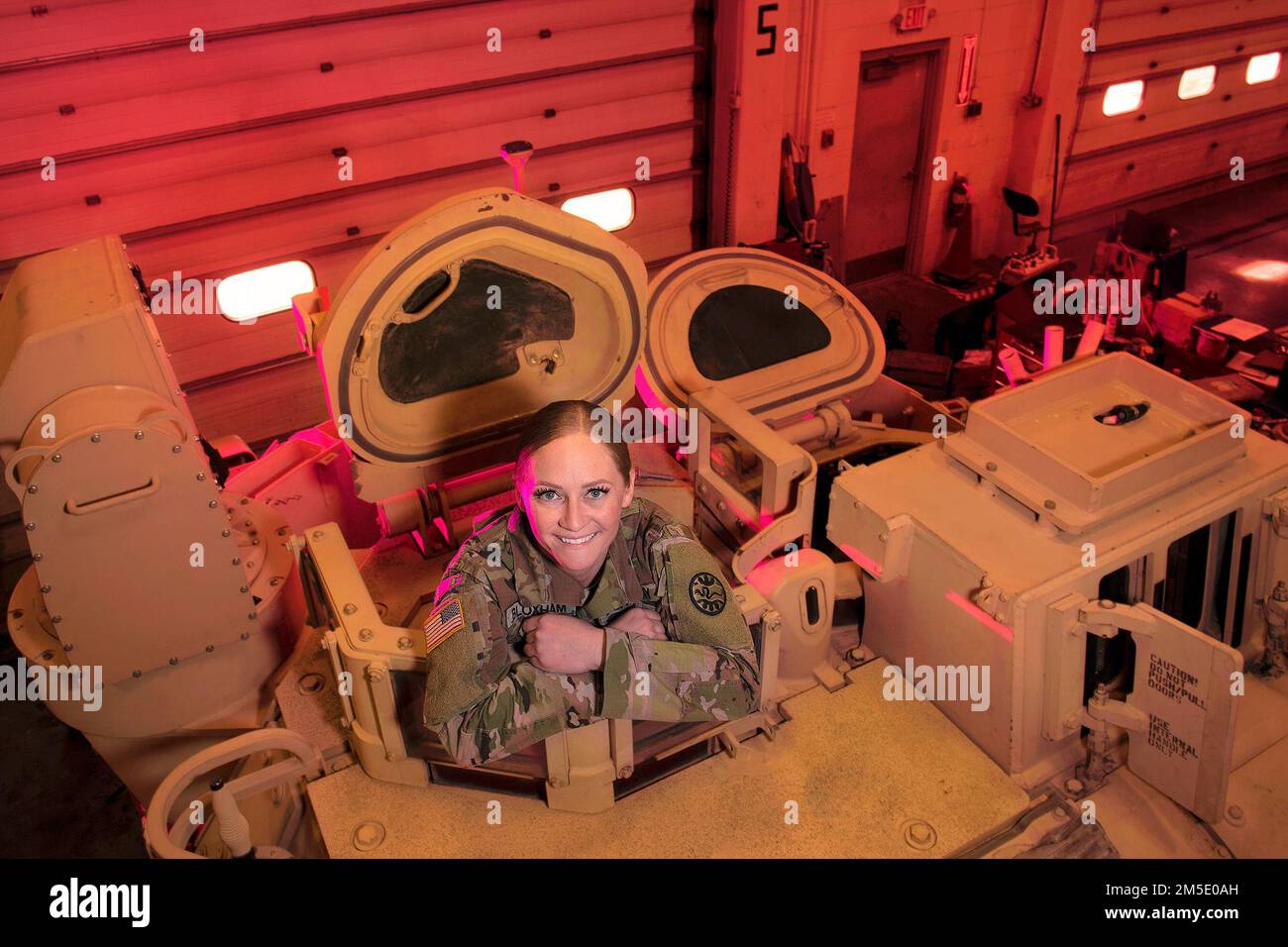 Sgt. Kaylee Bloxham ist in der Idaho Army National Guard als 12B Kampftechniker tätig und Kommandant der Kampffahrzeuge von Bradley. Sie war die erste Soldatin des Staates, die die 12B MOS verdient hat. Sie ist in Einer Kompanie, 116. Brigadeingenieurbataillon. Stockfoto