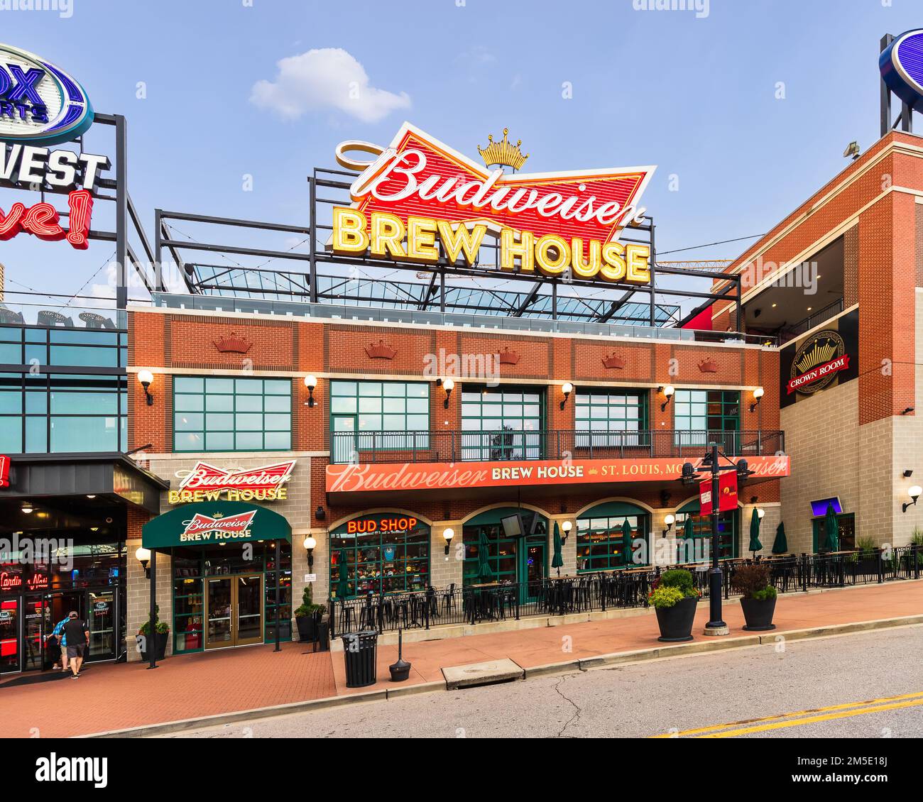 Budweiser Brew House befindet sich im Ballpark Village, direkt gegenüber vom Busch Stadium, und bietet jede Menge Speisen und Getränke. Stockfoto