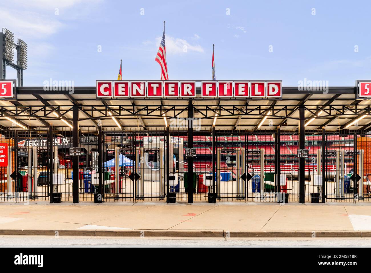 Am Eingang des Center Field zum Busch Stadium befindet sich die Heimat der Major League Baseball St. Louis Cardinals. Stockfoto