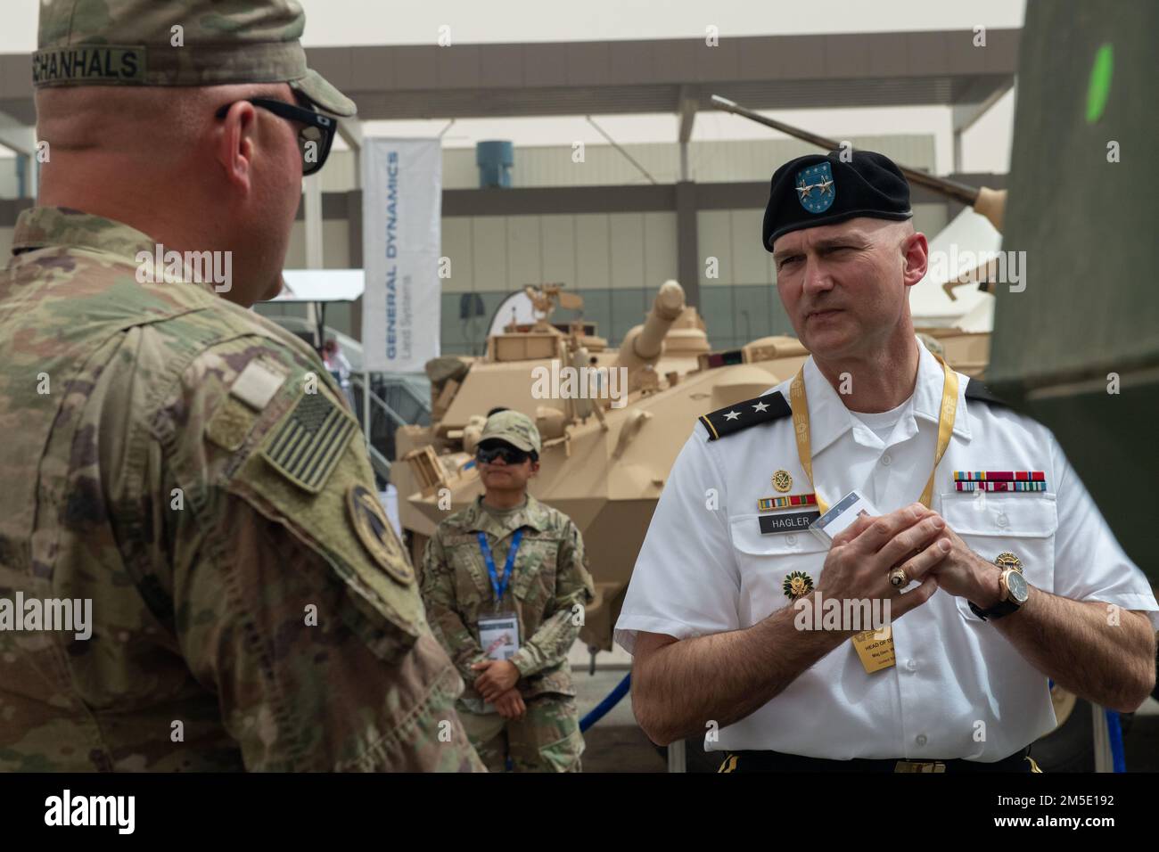 Generalleutnant Wendul Hagler, stellvertretender General der US-Armee (rechts) und US-amerikanischer General Army Staff Sgt. Aaron Schanhals, 3. Bataillon, 157. Field Artillery Regimen High Mobility Artillery Raketensystem Abteilungsleiter, (links) diskutieren die M142 HIMARS, die auf der World Defense Show in Riad, Königreich Saudi-Arabien, ausgestellt werden, am 6. März 2022. HIMARS ist ein Präzisionswaffen-System mit Rädern, das die Kampfkräfte mit Präzisionsraketen und Raketen aus nächster Nähe und über große Entfernungen bei der Feuerwehr unterstützt. Die Teilnahme der USA an der World Defense Show baut auf unserer engen Beziehung zum Königreich Saudi-Arabien auf Stockfoto