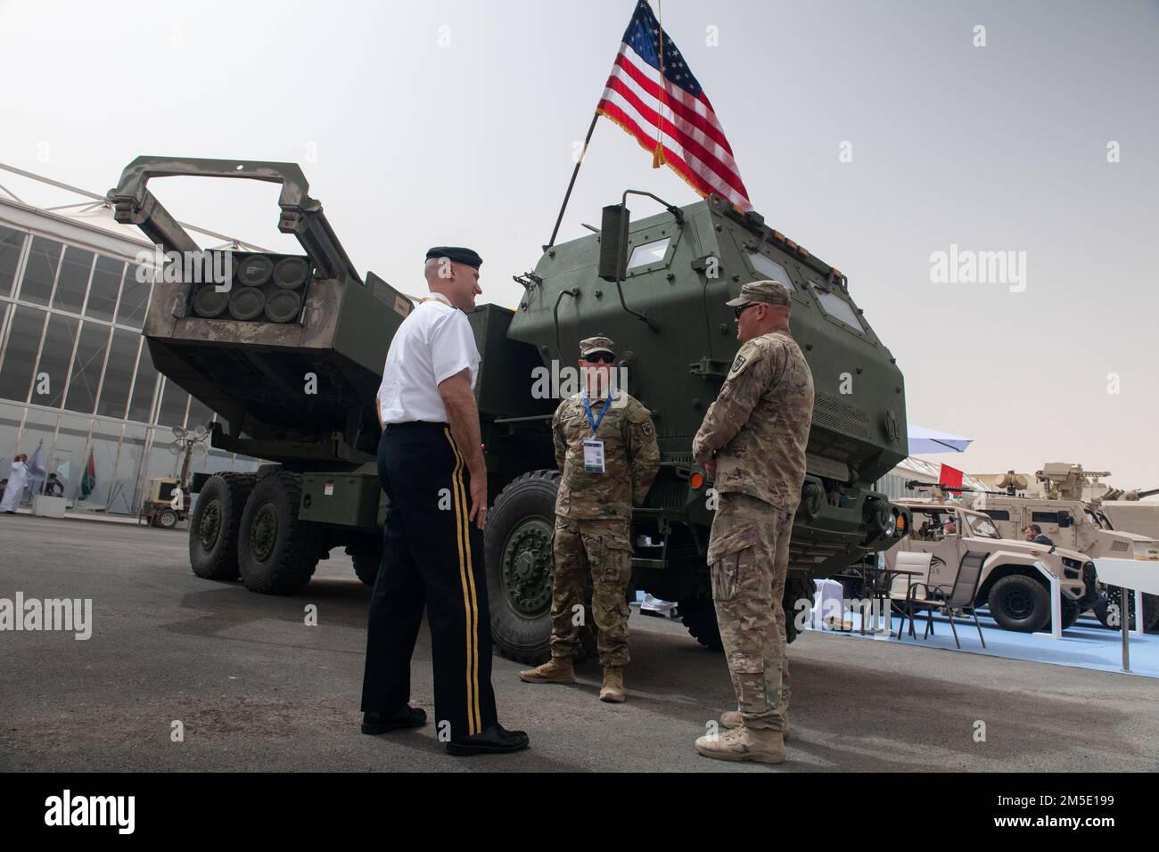 USA Generalleutnant Wendul Hagler, stellvertretender General der US-Armee, (links), USA Army Sgt. 1. Klasse Brian Reynolds, 3. Bataillon, 157. Artillerie-Regime, High Mobility Artillery, Raketensystem, Sergeant, (Center) und USA Army Staff Sgt. Aaron Schanhals, 3. Bataillon, 157. Field Artillery Regimen HIMARS Section Chief, (rechts) diskutieren die M142 HIMARS auf der World Defense Show in Riad, Königreich Saudi-Arabien, 6. März 2022. HIMARS ist ein mit Rädern ausgestattetes Präzisionswaffen-System, das die Feuerunterstützung für nah- und Langstrecken-Präzisionsraketen und Raketen bietet Stockfoto