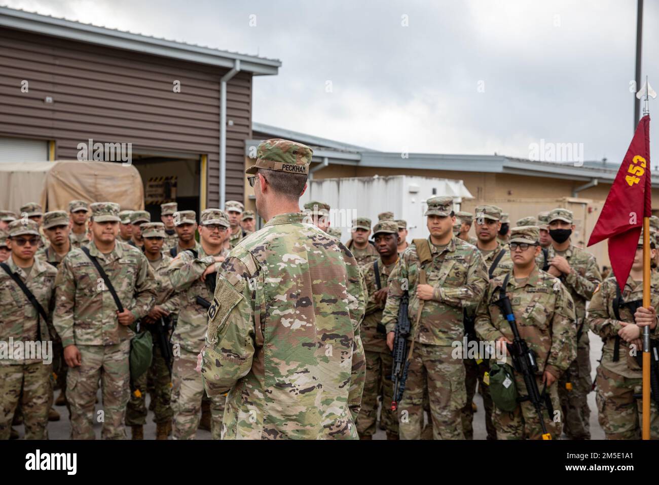 USA Soldaten der Army Reserve vom 348. Transportschiff haben heute eine Einsatzzeremonie abgehalten, um mehr als 150 Soldaten der 453. Cargo Transfer Company aus Houston und Stinton, Texas, zu ehren, während sie sich auf die Mobilisierung im Ausland zur Unterstützung des Zentralkommandos vorbereiten. Der 453. ist mit der Bereitstellung von Frachtabfertigungseinrichtungen an Umsteigestellen zwischen Luft-, Bahn-, Lkw- und Wassertransportstellen betraut. Das Unternehmen arbeitet wie ein ziviles Vertriebszentrum. Ihre Mission ist es, Soldaten mit der Ausrüstung auszustatten, die sie brauchen, um auf dem Schlachtfeld zu gewinnen. Leutnant Mark Peckham, 348. Transporta Stockfoto