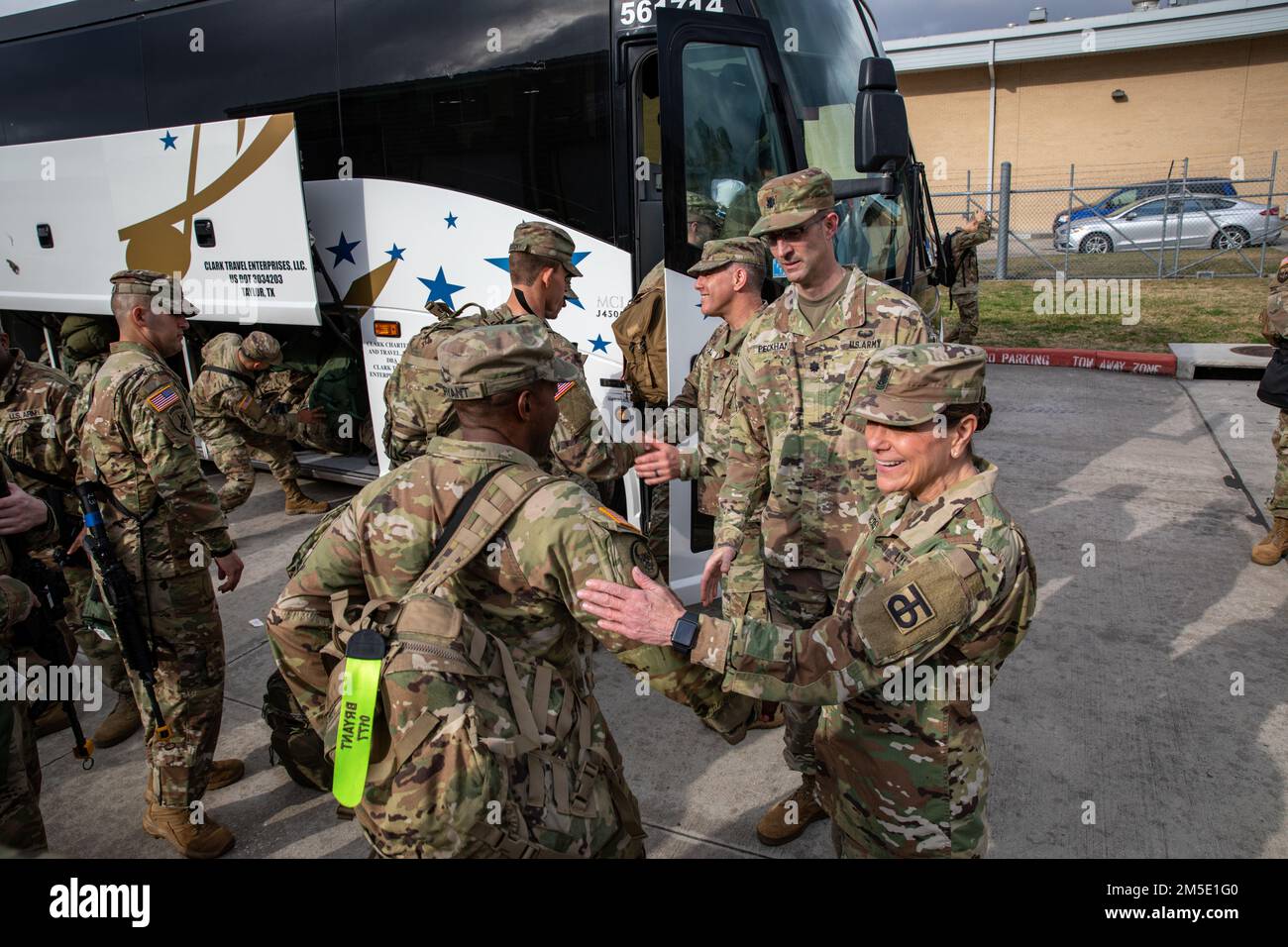 USA Soldaten der Army Reserve vom 348. Transportschiff haben heute eine Einsatzzeremonie abgehalten, um mehr als 150 Soldaten der 453. Cargo Transfer Company aus Houston und Stinton, Texas, zu ehren, während sie sich auf die Mobilisierung im Ausland zur Unterstützung des Zentralkommandos vorbereiten. Der 453. ist mit der Bereitstellung von Frachtabfertigungseinrichtungen an Umsteigestellen zwischen Luft-, Bahn-, Lkw- und Wassertransportstellen betraut. Das Unternehmen arbeitet wie ein ziviles Vertriebszentrum. Ihre Mission ist es, Soldaten mit der Ausrüstung auszustatten, die sie brauchen, um auf dem Schlachtfeld zu gewinnen. Leutnant Mark Peckham, 348. Transporta Stockfoto