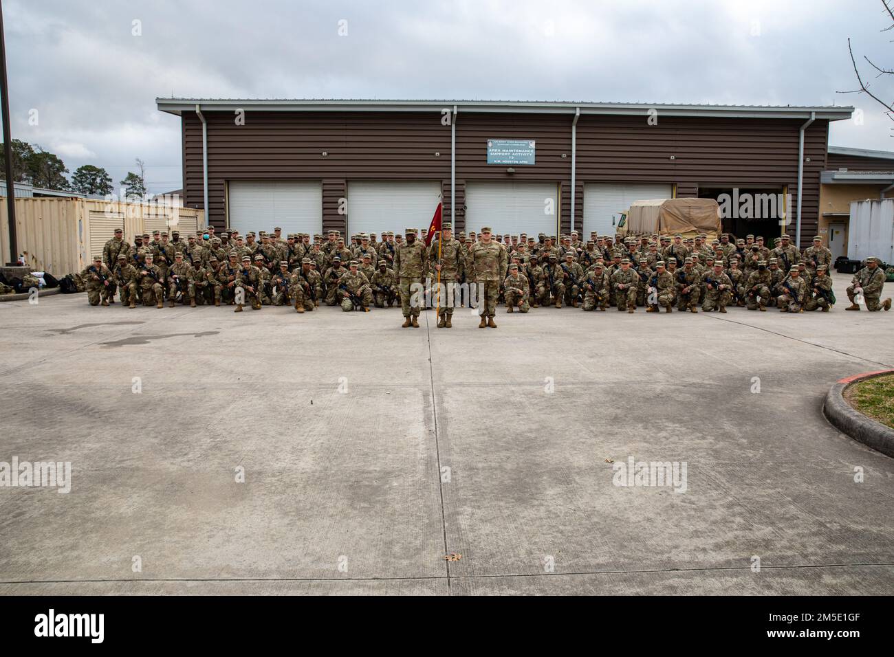 USA Soldaten der Army Reserve vom 348. Transportschiff haben heute eine Einsatzzeremonie abgehalten, um mehr als 150 Soldaten der 453. Cargo Transfer Company aus Houston und Stinton, Texas, zu ehren, während sie sich auf die Mobilisierung im Ausland zur Unterstützung des Zentralkommandos vorbereiten. Der 453. ist mit der Bereitstellung von Frachtabfertigungseinrichtungen an Umsteigestellen zwischen Luft-, Bahn-, Lkw- und Wassertransportstellen betraut. Das Unternehmen arbeitet wie ein ziviles Vertriebszentrum. Ihre Mission ist es, Soldaten mit der Ausrüstung auszustatten, die sie brauchen, um auf dem Schlachtfeld zu gewinnen. Leutnant Mark Peckham, 348. Transporta Stockfoto