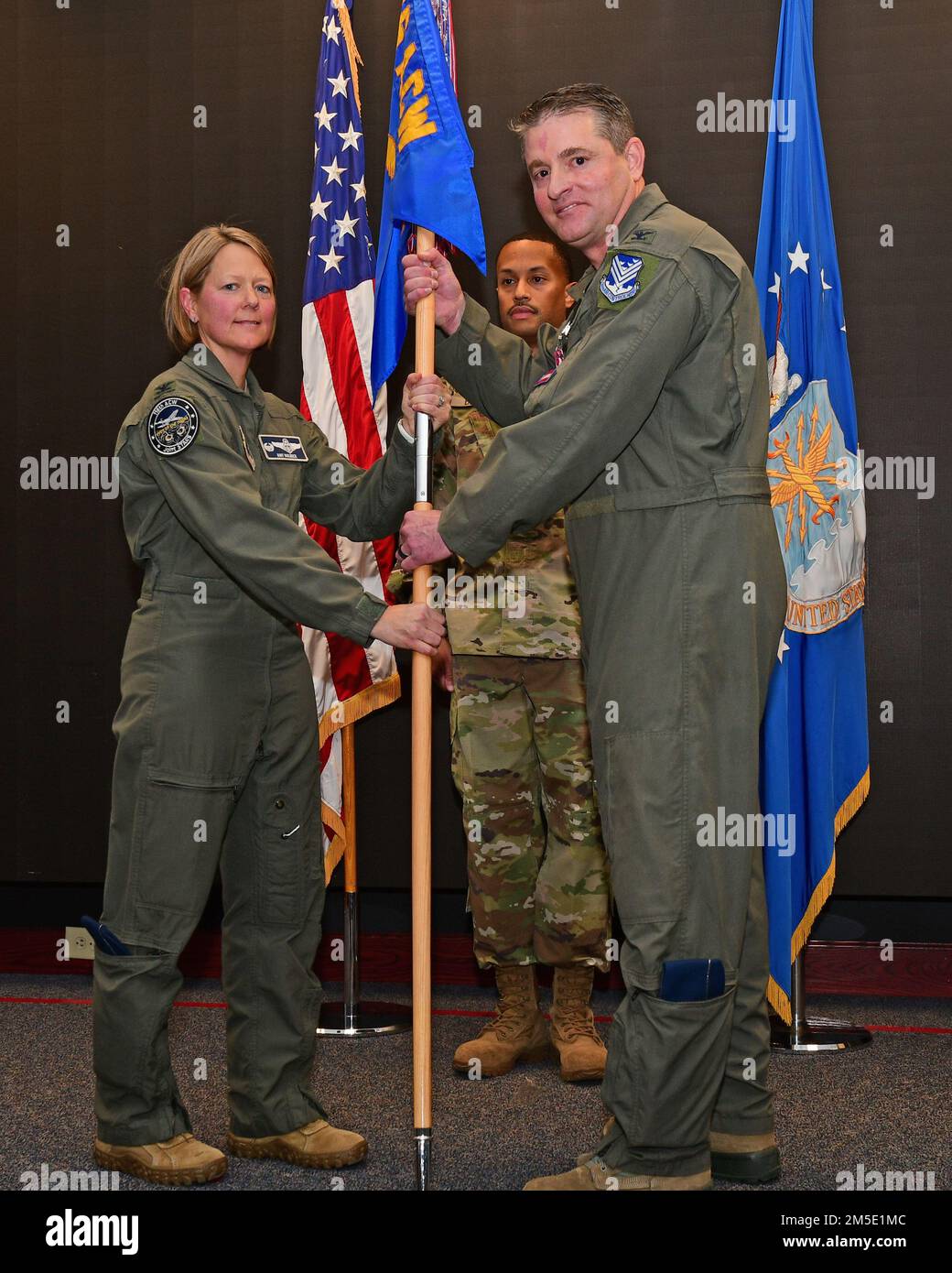 USA Oberst der Luftwaffe Paul Syribeys (rechts), Befehlshaber der 116. Medizinischen Gruppe (MDG), gibt das Kommando über die 116. MDG während einer Zeremonie zum Befehlswechsel auf dem Luftwaffenstützpunkt Robins, Georgia, am 6. März 2022 auf. Während der Zeremonie gab Syrien das Kommando an Oberst Daniel Gowder ab. Stockfoto