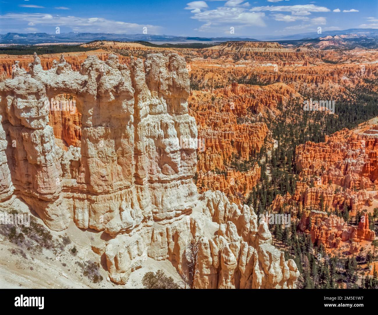 Natürliches Fenster in einer weißen Sandsteinmauer über orangefarbenen Hoodoos im bryce Canyon-Nationalpark, utah Stockfoto