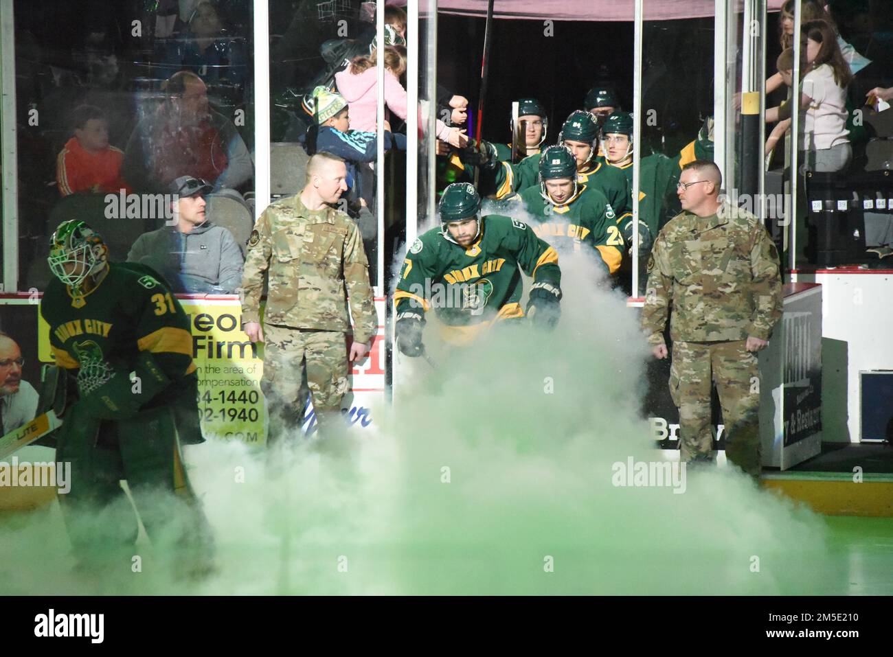 USA Air National Guard Staff Sgt. Adam Allen, ein Wartungsmanagement Produktionsleiter, Left, Und Master Sgt. Jesse Noreen, Aerospace Ground Equipment Mechanic, Right, wurden als Vertreter des 185. Air Tanken Flügels auf einem Hero Walk während des Hockeyspiels der Sioux City Musketeers im Tyson Events Center in Sioux City, Iowa am 6. März 2022 geehrt. Allen und Noreen führten das Hockeyteam der Musketiere beim Spiel auf das Eis. Stockfoto