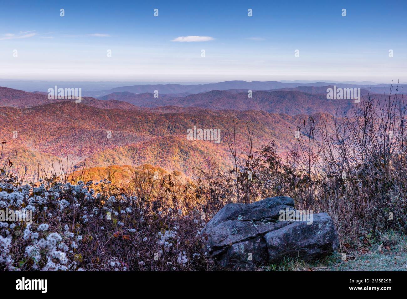 Die herbstliche Landschaft im Roan Mountain State Park in Tennessee, USA. Stockfoto