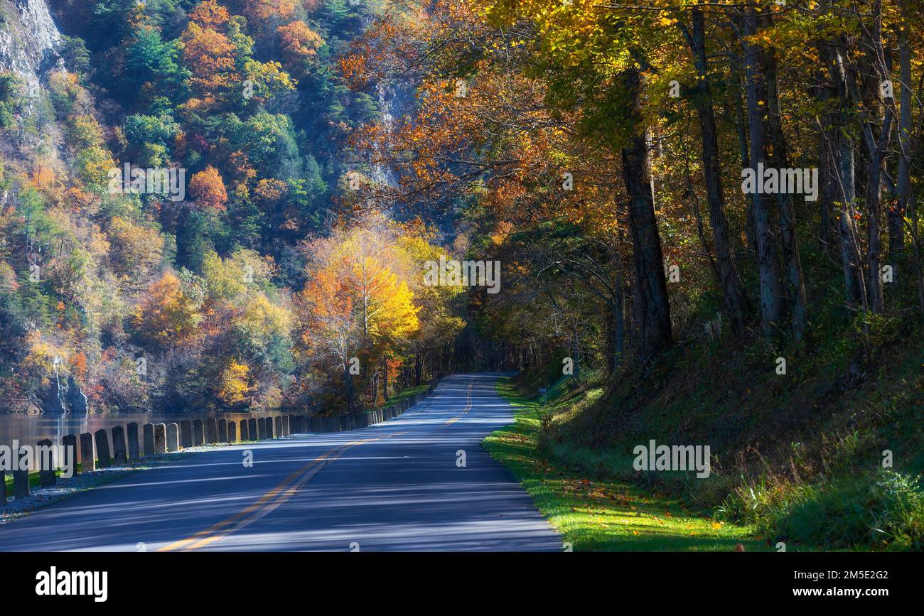 Herbstlandschaft am Watauga River in der Nähe des Wilbur Dam im Watauga River Valley in Tennessee, USA. Stockfoto
