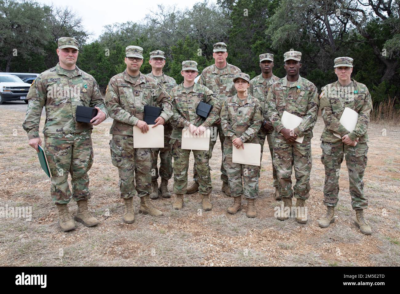 Soldaten der 63. Readiness Division, 99. RD und 81. RD posieren für ein Foto mit ihren jeweiligen Readiness Divisionen, Kommandanten der Sergeant Majors im Camp Bullis in San Antonio, Texas. Der Consortium Best Warrior Competition 2022 besteht aus einem 12 km langen raketenmarsch, Waffennachweisen, dem Army Combat Fitness Test, Wasserüberleben, Hindernisparcours, Landnavigation und städtischer Kriegsführung. Bei diesem Wettbewerb handelte es sich um eine gemeinsame Veranstaltung mit Soldaten des 80. Training Command, 807. Medical Command, 76. Operational Response Command, 63. Readiness Division, 81. RD, 88. RD und 99. RD. Stockfoto