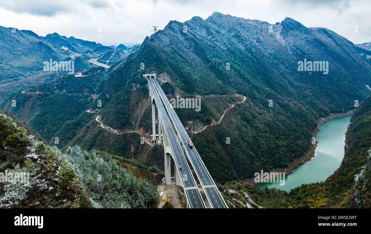 Führend. 28. Dezember 2022. Dieses Luftfoto wurde am 28. Dezember 2022 aufgenommen und zeigt Fahrzeuge, die auf der Ganxi Grand Bridge im Guiding County in der Provinz Guizhou im Südwesten Chinas fahren. Die große Brücke Ganxi, die Teil des Guiyang-Huangping Expressway ist, erstreckt sich über eine Länge von 1.220 Metern und wurde am Mittwoch fertiggestellt und für den Verkehr geöffnet. Kredit: Deng Gang/Xinhua/Alamy Live News Stockfoto