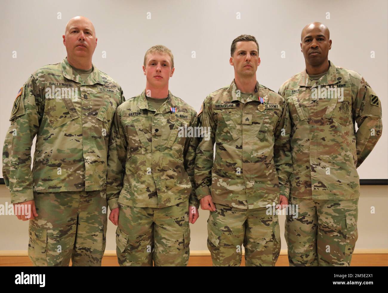 USA Oberst Jason Baker (ganz rechts), Brigadekommandeur des 48. Infanteriebrigaden-Kampfteams, Und Kommandoleiter Major John Ballenger (ganz links), Brigadekommando Sergeant Major des 48. IBCT, überreicht Georgia Commendation Medaillen an Sergeant James Meacham (Mitte rechts) und SPC. Keenan Baxter (Mitte links), beide mit Hauptquartier und Hauptquartier Company, 1. Bataillon, 121. Infanterieregiment, 6. März 2022, Im Hauptquartier der Freiwilligen in Macon, Georgia. Meacham und Baxter gewannen die Auszeichnungen, indem sie den besten Krieger und Offizierswettbewerb der Brigade gewannen. Stockfoto