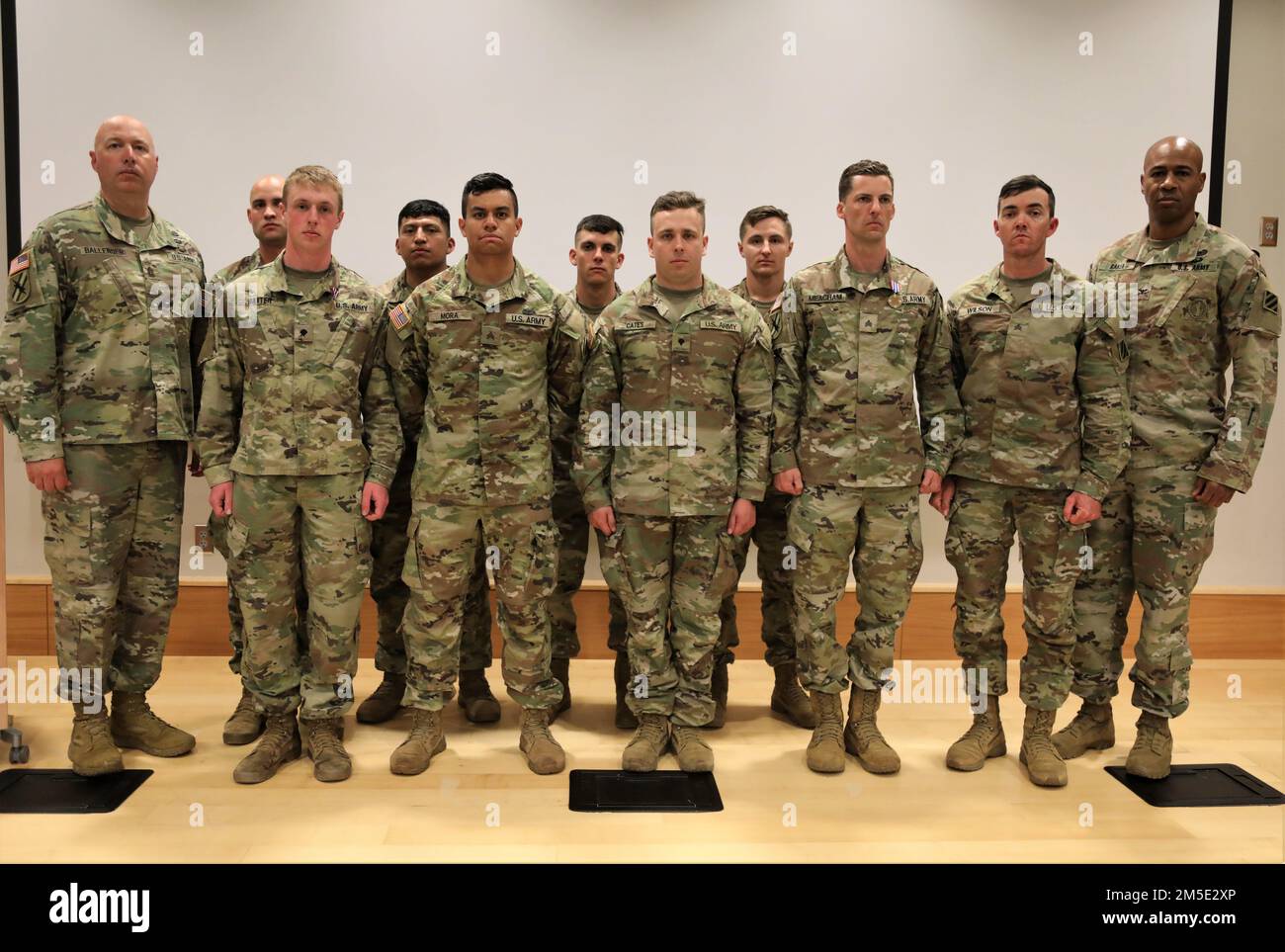 USA Oberst Jason Baker (ganz rechts), Brigadekommandeur des 48. Infanteriebrigaden-Kampfteams, Und Kommandoleiter Major John Ballenger (ganz links), Oberfeldwebel der Brigade, Oberfeldwebel des 48. IBCT, machen Sie ein Gruppenfoto mit Teilnehmern des besten Kriegers und des unkommissionierten Offizierswettbewerbs der Brigade am 6. März 2022 im Freiwilligenhauptquartier in Macon, Georgia. Im Wettbewerb wurden die Teilnehmer an den grundlegenden Aufgaben und Fähigkeiten des Soldiers getestet. Stockfoto