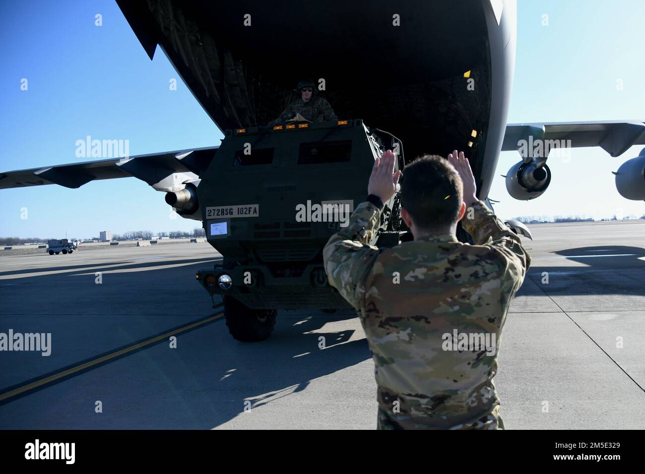 Soldaten des 182. Artillerie-Regiments, Michigan National Guard, laden ein M142 High Mobility Artillerie-Raketensystem auf einen C-17 Globemaster III, der der 3. Luftwaffenstaffel, Dover Air Force Base, Delaware, am 6. März 2022, in Selfridge Air National Guard Base, Michigan, zugeteilt ist. Durch die Durchführung von HIMAR-Ladeübungen wird sichergestellt, dass die Ressourcen der Nationalgarde für die Durchführung der globalen REACH-Mission des Landes zur Verfügung stehen. Stockfoto