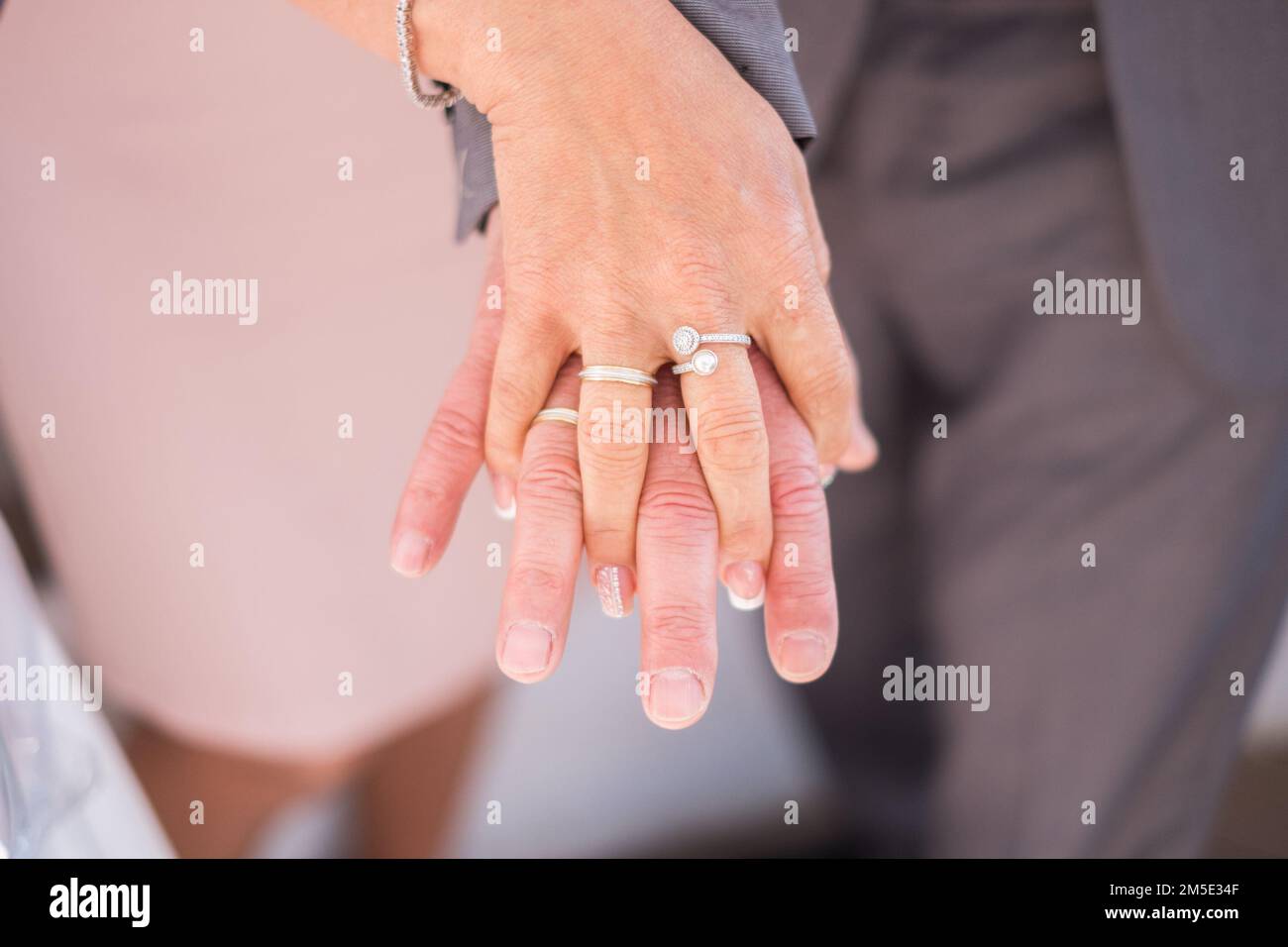 Nahaufnahme der Hände eines frisch verheirateten Paares mit Eheringen. Stockfoto