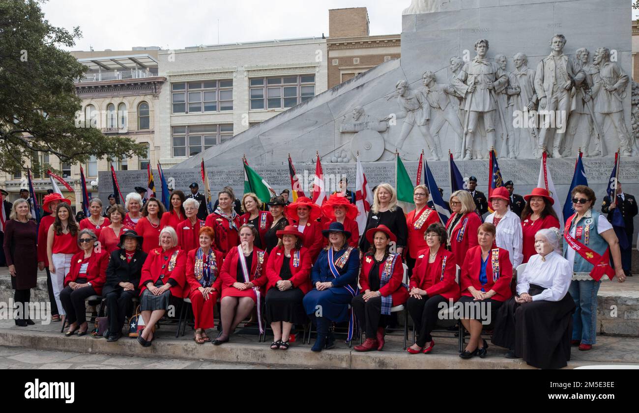 Die Töchter der Republik Texas posieren für ein Gruppenfoto, das nach dem jährlichen Gedenkgottesdienst der Helden von Alamo im Cenotaph by the Alamo in San Antonio, Texas, am 6. März 2022 aufgenommen wurde. Der Gottesdienst ehrt die, die in der Schlacht von Alamo 1836 in San Antonio getötet wurden. Stockfoto