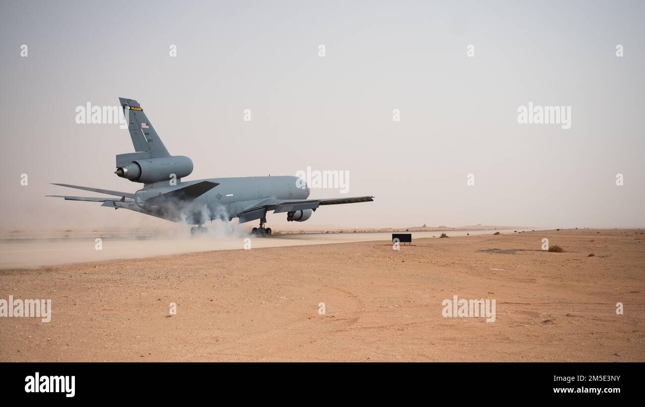 EIN US-AMERIKANISCHER Air Force KC-10 Extender der 908. Expeditionary Air Tanken Squadron landet am Prince Sultan Air Base, Königreich Saudi-Arabien, 6. März 2022. Die 908.-EAR-Flugzeuge verfügen über fortschrittliche Tanker- und Frachtkapazitäten und können US-Militärflugzeuge, Verbündete und Partnerländer auftanken. Stockfoto