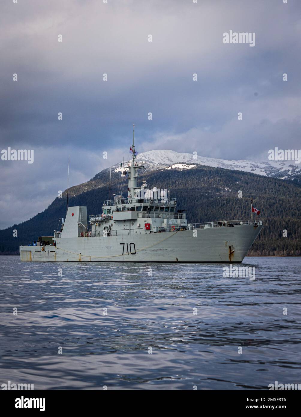 Das kanadische Schiff her Majesty's Canadian Ship Brandon segelt am 6. März 2022 bei der multinationalen Übung ARCTIC EDGE 2022 in der Nähe der Stadt Juneau, Alaska, entlang der Küste Alaskas. Kanadische Streitkräfte nehmen an AE22 Teil, einem US-amerikanischen Zweijährliche Übung des nördlichen Kommandos, um die Fähigkeit zu demonstrieren und auszuüben, in der Arktis schnell zu stationieren und zu operieren. (Credit Master Sailor Dan Bard Kanadische Kampfkamera.) Stockfoto