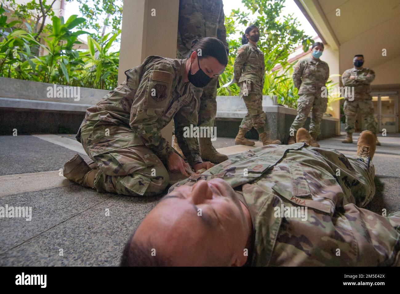 Die 624. Regional Support Group führte am 5. März 2022 auf der Joint Base Pearl Harbor-Hickam eine Schulung zur Unfallversorgung durch. TCCC wurde von den USA gegründet Sondereinsatzkommando und ist jetzt die akzeptierte Schlachtfeld-Vorkrankenpflege. Die Ausbildung stellt sicher, dass medizinische Fachkräfte auf eine frühzeitige, lebenserhaltende medizinische Versorgung für verwundetes Personal vorbereitet sind. Die allgemeine Bereitschaft der AFRC hängt von der individuellen Bereitschaft der einzelnen Citizen Airman ab. Stockfoto