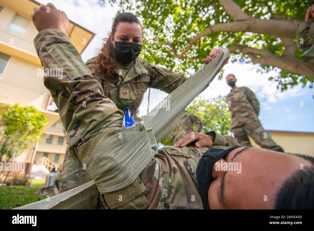 Die 624. Regional Support Group führte am 5. März 2022 auf der Joint Base Pearl Harbor-Hickam eine Schulung zur Unfallversorgung durch. TCCC wurde von den USA gegründet Sondereinsatzkommando und ist jetzt die akzeptierte Schlachtfeld-Vorkrankenpflege. Die Ausbildung stellt sicher, dass medizinische Fachkräfte auf eine frühzeitige, lebenserhaltende medizinische Versorgung für verwundetes Personal vorbereitet sind. Die allgemeine Bereitschaft der AFRC hängt von der individuellen Bereitschaft der einzelnen Citizen Airman ab. Stockfoto