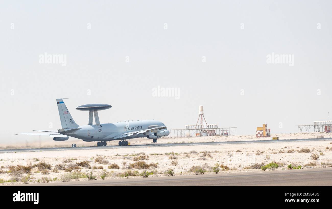 EIN US-AMERIKANISCHER Air Force E-3 Sentry, dem 968. Expeditions-Airborne-Air-Control-Geschwader zugeteilt, startet am 6. März 2022 auf dem Luftwaffenstützpunkt Al Dhafra, Vereinigte Arabische Emirate. Das Flugzeug liefert dem Joint Air Operations Center ein genaues Echtzeitbild des Kampfraums. Stockfoto