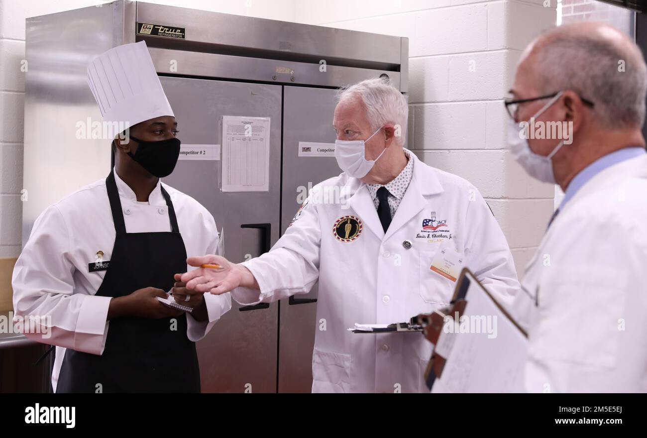 USA Army SPC. Kevin Johnson, 223. Quartermaster Company, Fort Bragg, NC, macht sich Notizen und reagiert auf das Feedback der Juroren bei der Joint Culinary Training Exercise am 6. März 2022 in Fort Lee, VA. Die Jury überprüfte jeden Militärkoch, der an der Veranstaltung „Student Chef of the Year“ teilnahm. Stockfoto