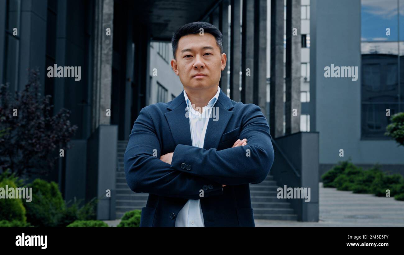 Motiviert ernsthaft stark 40s mittlere Altersgruppe lächelnd positiv Erwachsener asiatischer koreanischer Mann Unternehmer-Manager CEO makler Geschäftsmann Boss Leader Stockfoto