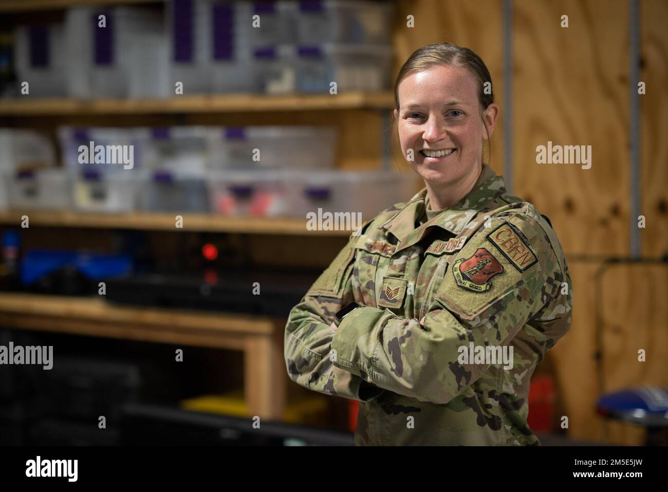 Staff Sgt. Kelsey Jones, 138. Civil Engineer Squadron, Emergency Management Technician, wird zu Ehren des Women's History Month, 25. März 2022, auf der Tulsa Air National Guard Base, Okla. Jones meldete sich im Januar 2017 im 138. Kampfflügel an. „Ich verpflichtete mich mit der Einstellung, anderen zu helfen und die Veränderung zu sein, die sie in der Welt sehen möchte“, sagte Jones. (Oklahoma Air National Guard Foto von Airman 1. Class Allen Tyler) Stockfoto