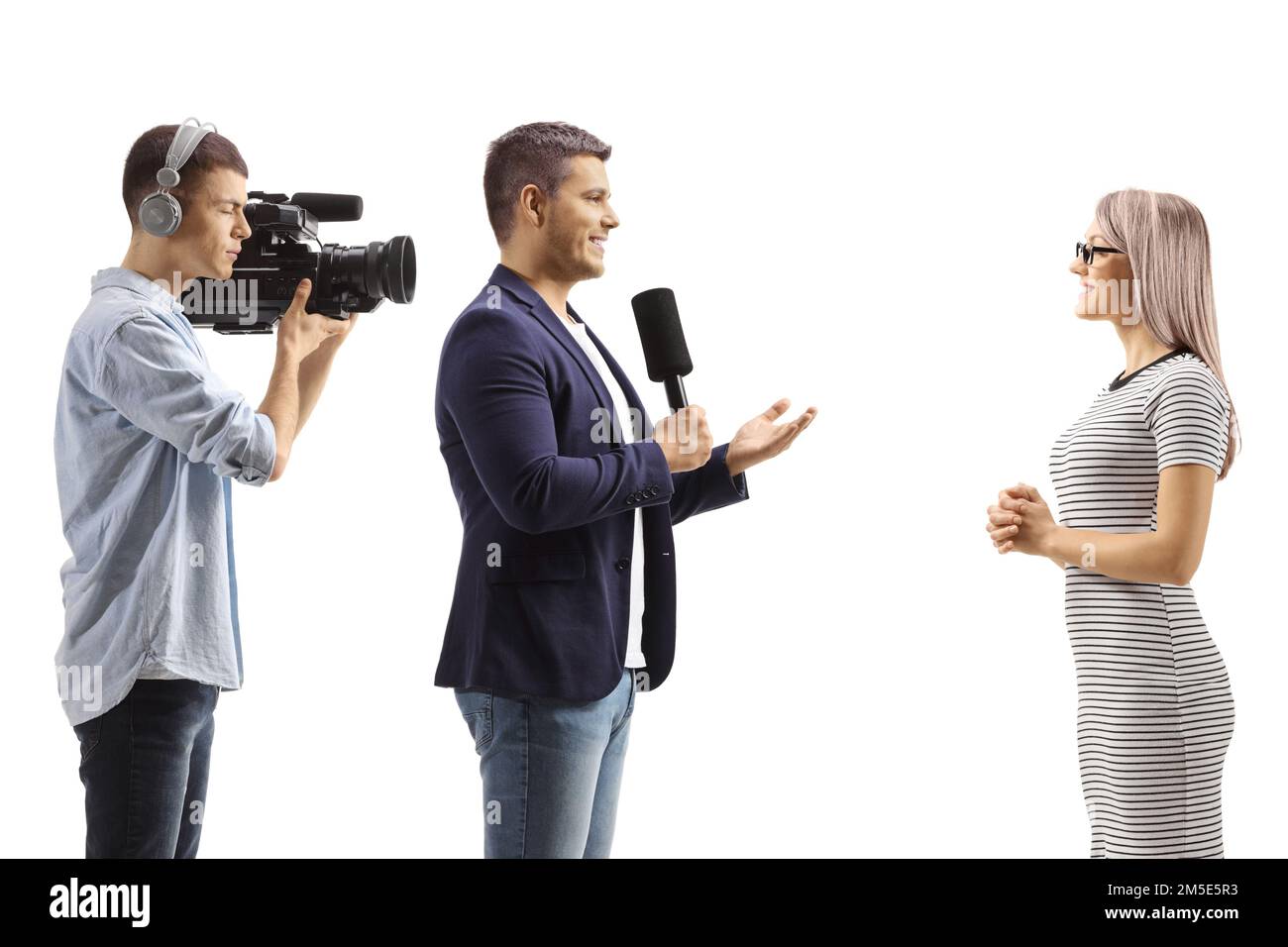 Männlicher Reporter interviewt eine Frau und eine Aufnahme eines Kameramanns isoliert auf weißem Hintergrund Stockfoto