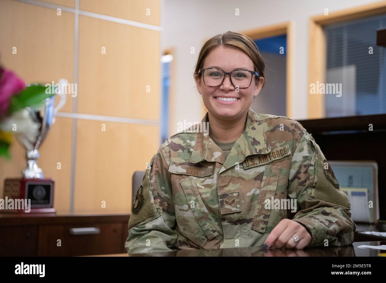 Senior Airman Lesley Cox, 138. Fighter Wing, Commander Support Staff, wird zu Ehren des Women's History Month, 31. März 2022, auf der Tulsa Air National Guard Base, Okla. „Am liebsten mag ich es, eine Frau bei den Streitkräften zu sein, dass ich stolz darauf bin, die Rechte auszuüben, für die viele Frauen vor ihr gekämpft haben“, sagte Cox. (Oklahoma Air National Guard Foto von Airman Alyssa Smalley) Stockfoto