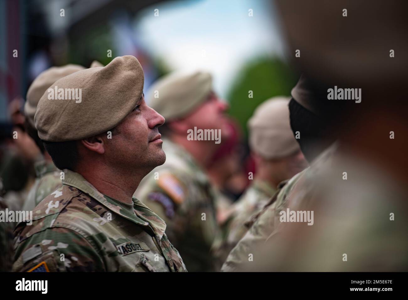 EIN US-AMERIKANISCHER Ein Soldat des 75. Ranger-Regiments beobachtet am 1. Juni 2022 zivile Fallschirmspringer über ein Feld neben der Purple Heart Lane in Carentan, Frankreich. Der Sprung war Teil einer einwöchigen Feier zur Erinnerung an die Ereignisse rund um die DDay-Landung in der Normandie. Stockfoto