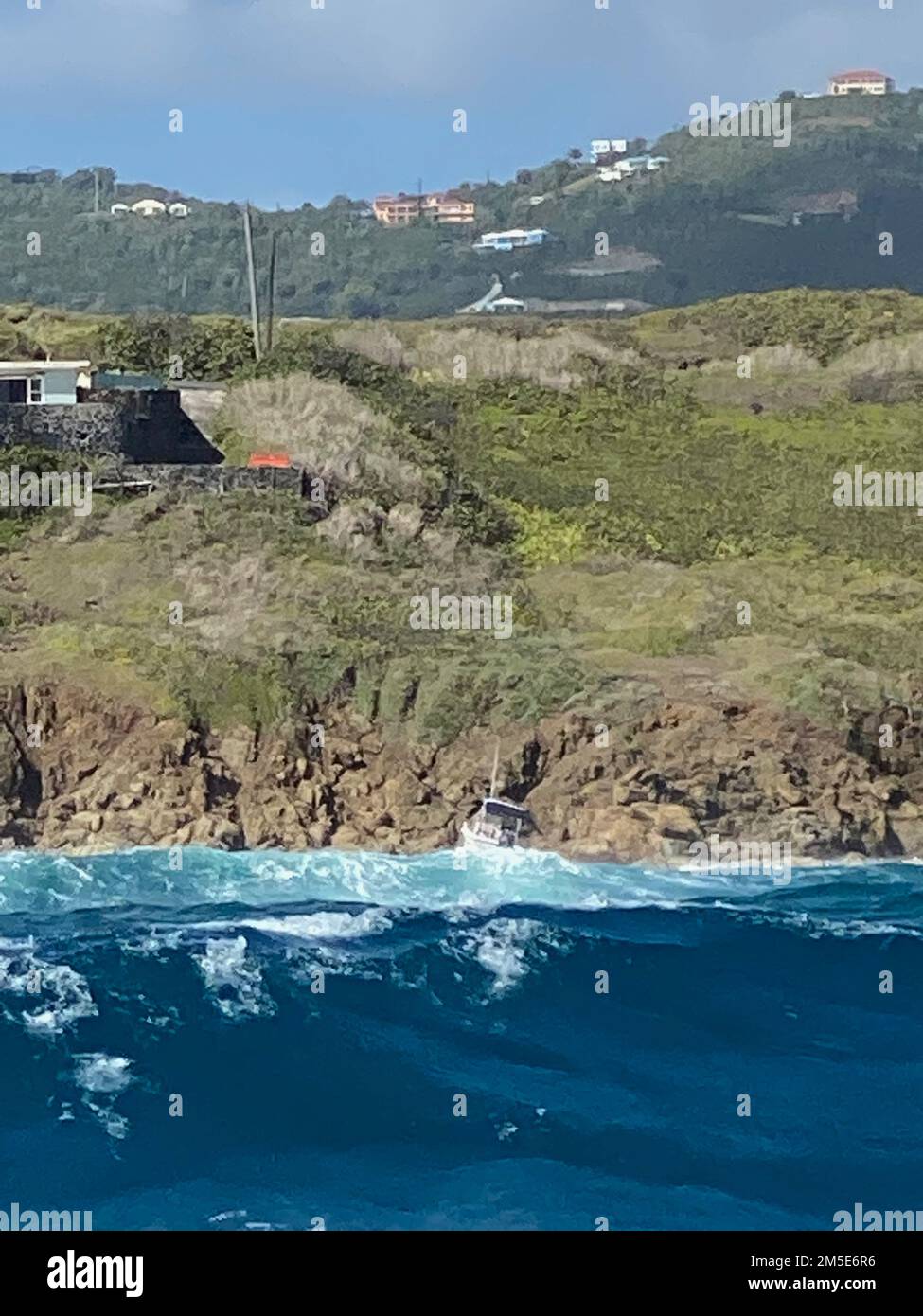 Das Vergnügungsschiff Katana wurde am Morgen des 7. März 2022 auf den Felsen an Land gespült, in der Nähe von Judiths Fantasie in St. Croix, USA Jungferninseln, nachdem eine Besatzung der Küstenwache am Abend des 6. März 2022 vier Männer und fünf Frauen aus dem Schiff rettete, als dem Schiff angeblich der Treibstoff ausging und es in Richtung der Felsen driftete. (USA Küstenwache Foto) Stockfoto