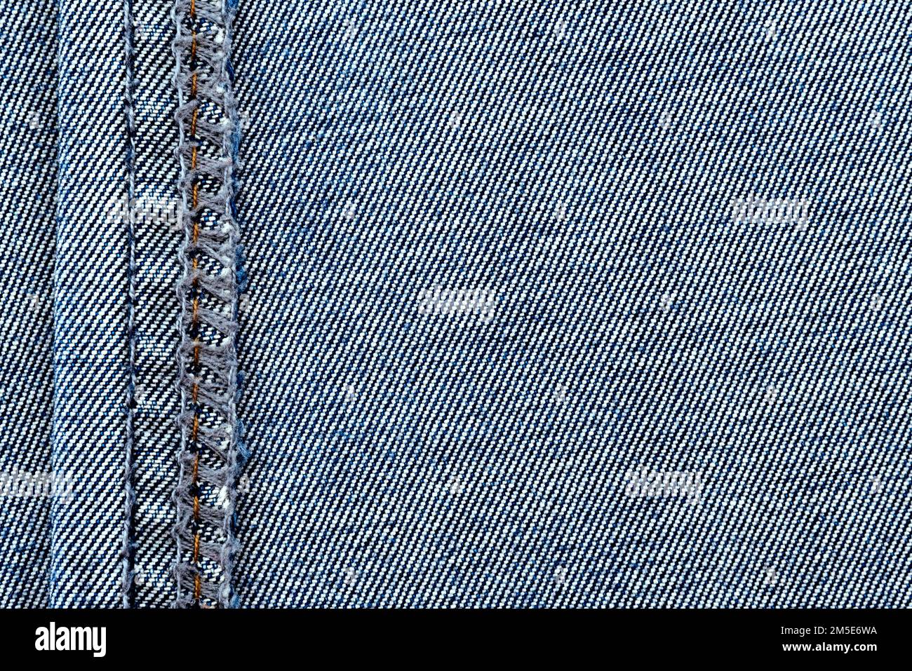 Auf Jeans. Denim-Struktur mit feinen Nähten Stockfoto