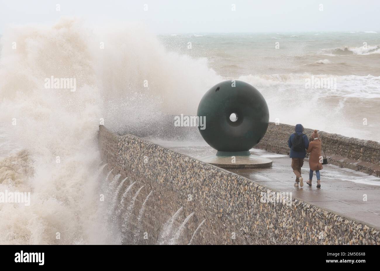 Brighton, Großbritannien. 28. Dezember 2022. Wellen stürzen auf den Brighton Beach, während die hohen Winde und der Regen die Südküste weiter angreifen. Kredit: James Boardman/Alamy Live News Stockfoto