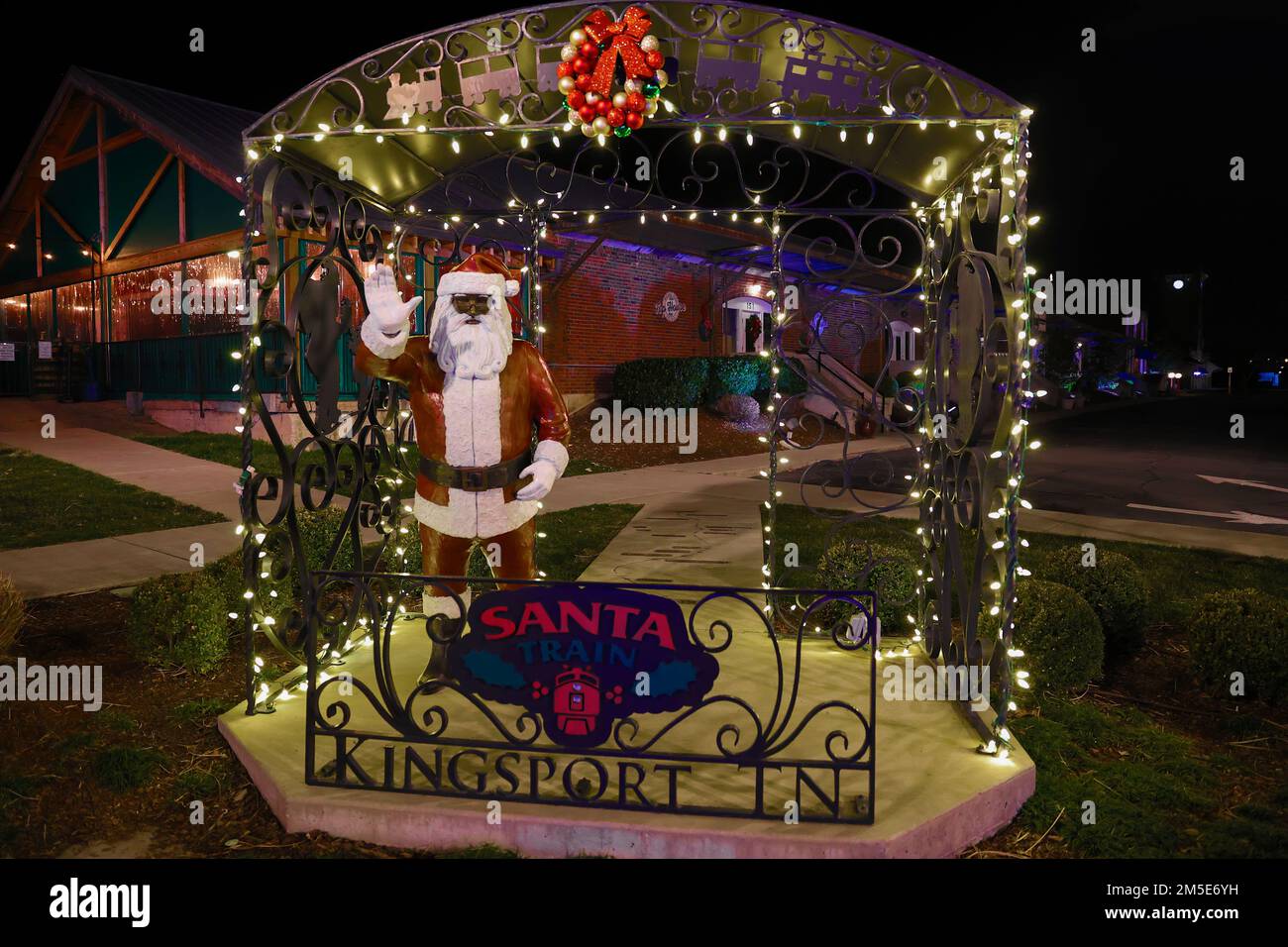 Kingsport, Tennessee, USA - 18. Dezember 2022: Weihnachtslichter und -Ausstellungen im Bahnhof im Zentrum von Kingsport. Stockfoto