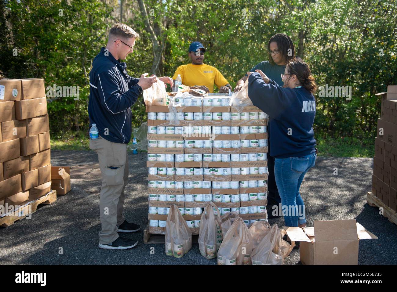 220307-N-KG461-1021 St. Marys, Ga (7. März 2022) Seeleute packen Konserven in einer mobilen Speisekammer ein, die von Camden County und America's Second Harvest gehalten wird. Freiwillige von der Marine-U-Boot-Basis Kings Bay verteilten Essen und Lächeln an Familien in der Gemeinde. Stockfoto
