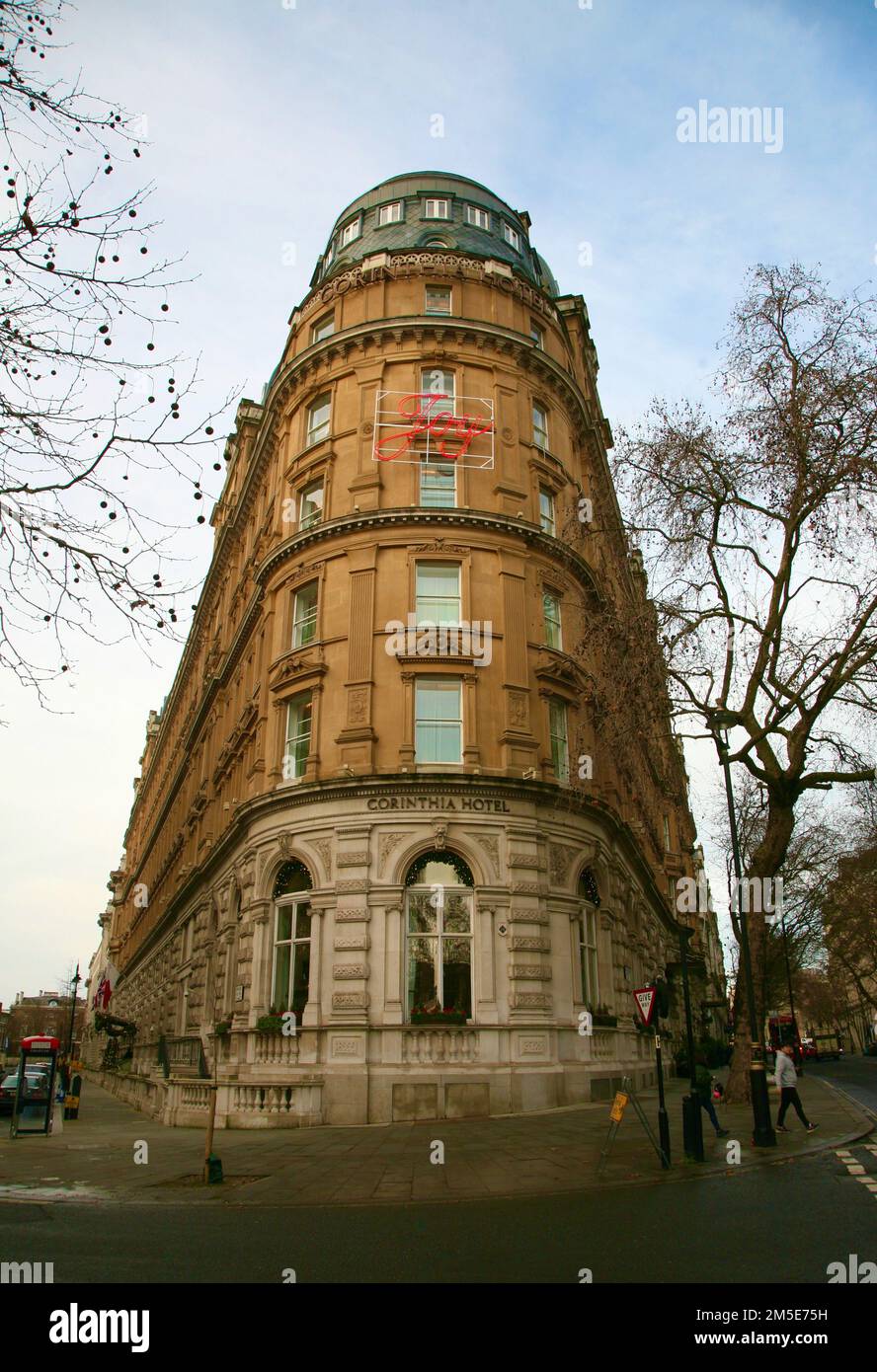 Blick auf das Corinthia Hotel, Whitehall Place, Embankment, City of Westminster, London, Großbritannien, Europa am Heiligabend 24., Dezember 2022 Stockfoto