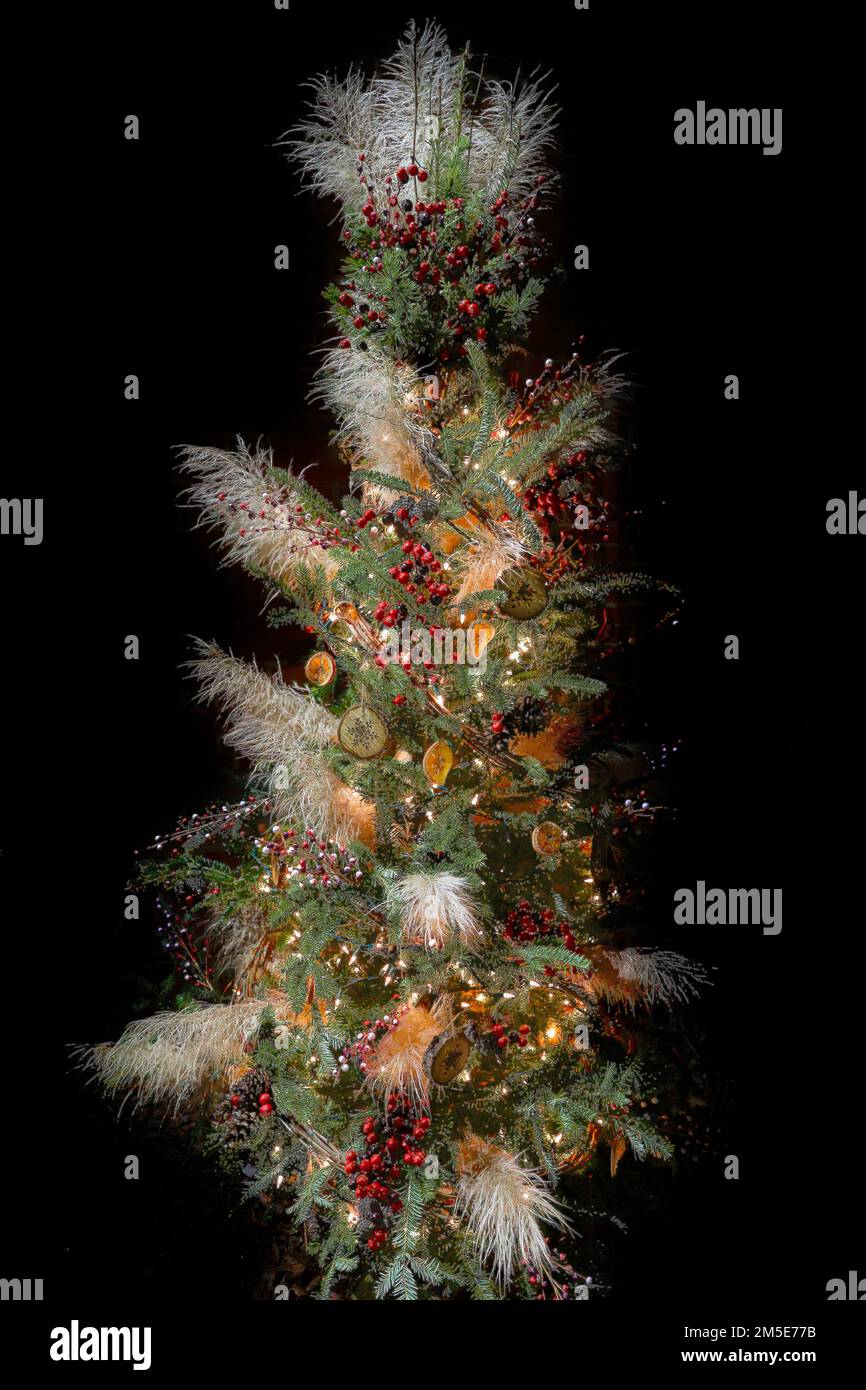 Ein wunderschöner Weihnachtsbaum mit natürlicherer Einrichtung und weißen Lichtern. Stockfoto