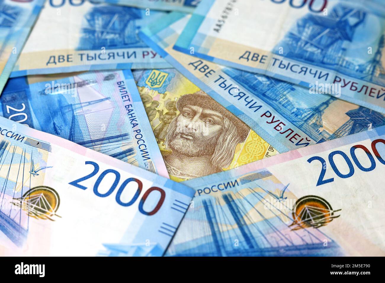 Ukrainische Griwna von russischen Rubel umgeben. Das Konzept der Wirtschaft der Ukraine während der besonderen militärischen Operation Russlands Stockfoto
