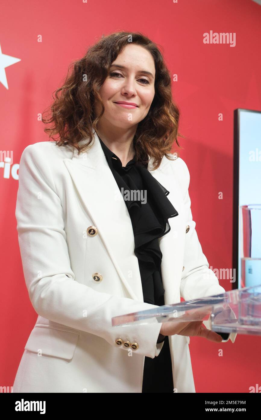 Die Präsidentin der Gemeinschaft Madrid, Isabel Diaz Ayuso, wurde auf einer Pressekonferenz im Anschluss an die Sitzung des EZB-Rats der Gemeinschaft Madrid in der Real Casa de Correos in Madrid gesehen. Ayuso nimmt Bilanz des Jahres und verteidigt, dass ihre Regierung sich "an die Menschen von Madrid hält" und "gut" gegen den "Autoritarismus der Regierung, die nicht zögert, die Region zu bestrafen" und Maßnahmen von "engañabobos" eingeleitet hat. Sie verteidigte, dass sich ihr gutes Management "in der Vitalität der Straßen von Madrid, in seinem Kultur-, Geschäfts- und Tourismusleben" bewährt habe. Stockfoto