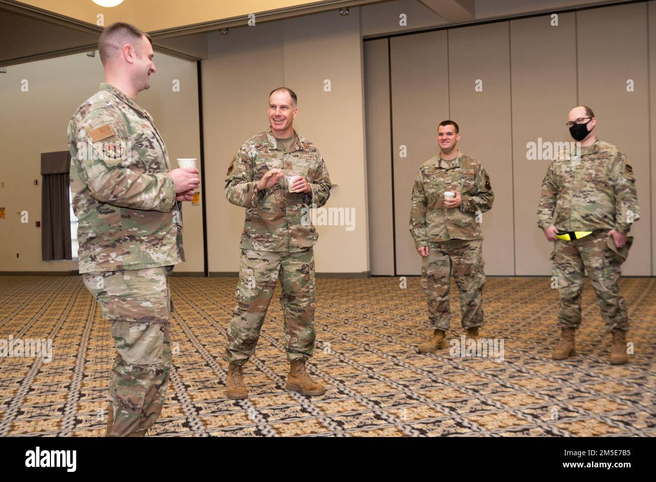 Oberstleutnant Matt Husemann, 436. Luftwaffenkommandant, unterhält sich mit Team Dover Airmen bei der 2022. Luftwaffenunterstützungsfond-Kickoff-Veranstaltung am Luftwaffenstützpunkt Dover, Delaware, 7. März 2022. Die AFAF unterstützt aktive, in Frage kommende Air National Guard und Reserve Airmen sowie Rentner, Ehepartner, unmittelbare Familienangehörige und überlebende Familienangehörige verstorbener Rentner. Flieger, die spenden wollen, können sich an ihren Programmoffizier wenden. Stockfoto