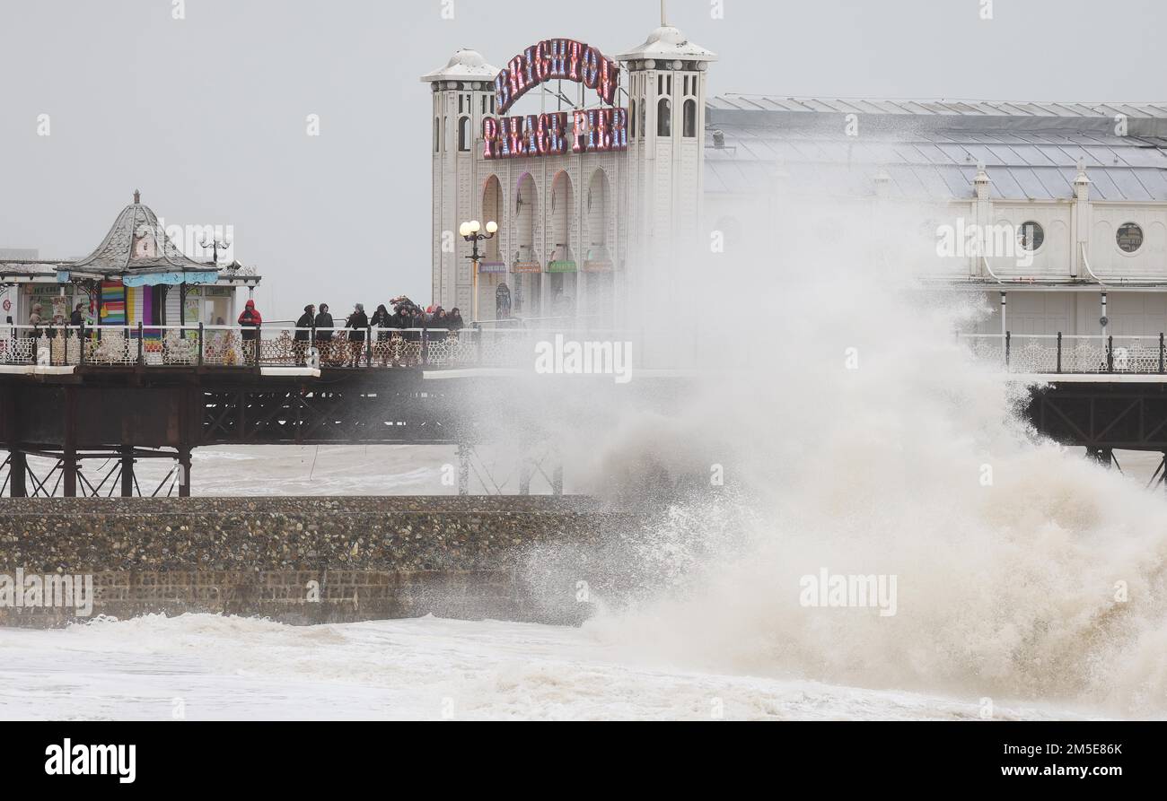 Brighton, Großbritannien. 28. Dezember 2022. Wellen stürzen auf den Brighton Beach, während die hohen Winde und der Regen die Südküste weiter angreifen. Kredit: James Boardman/Alamy Live News Stockfoto