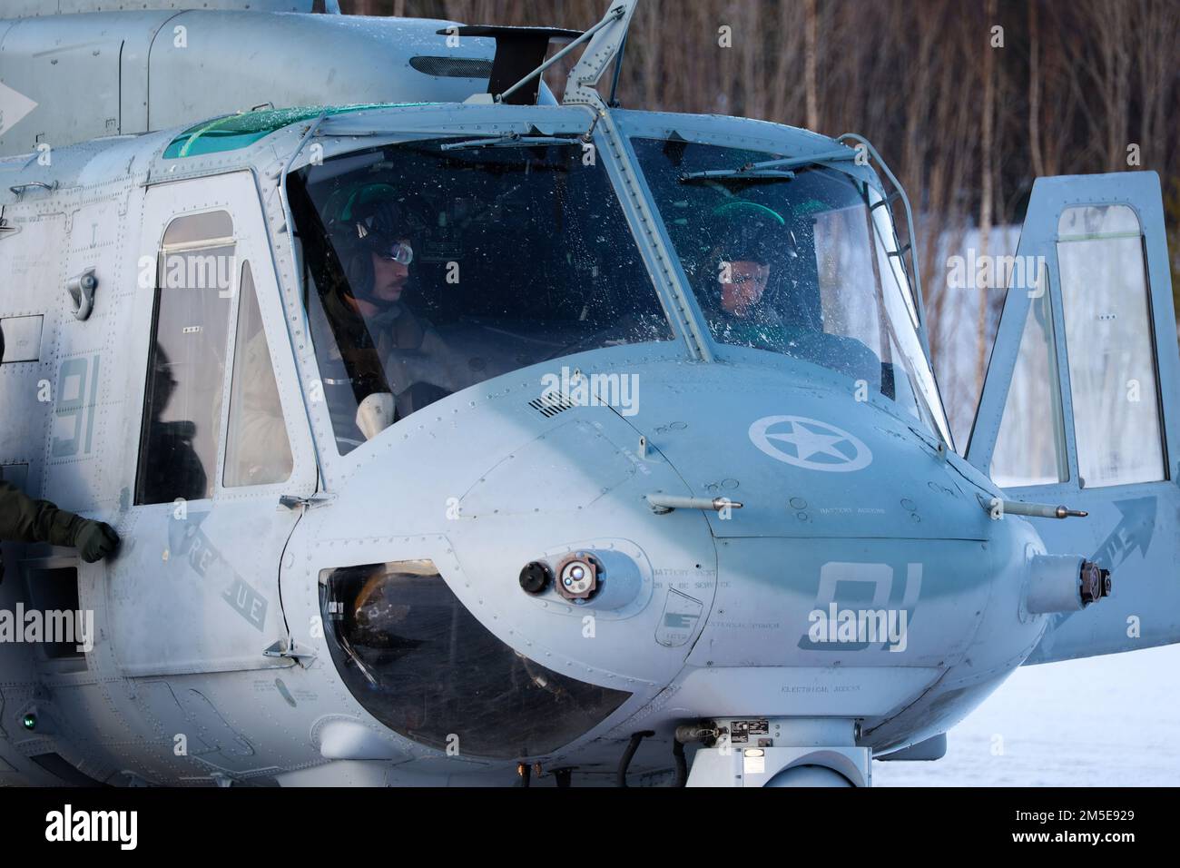 Der Kapitän des US-Marine Corps Nichola Rohrbaugh (links) und Kapitän Clay Smith, beide UH-1Y-Venom-Piloten mit Marine Light Attack Helicopter Squadron 269, führen vor der Teilnahme an einer Feuerunterstützungsübung Standardinspektionen vor dem Flug durch, um sich auf die Übung Cold Response 2022 in der Nähe von Bardufoss, Norwegen, 7. März 2022, vorzubereiten. Übung Cold Response '22 ist eine alle zwei Jahre stattfindende norwegische nationale Bereitschafts- und Verteidigungsübung, die in ganz Norwegen stattfindet, an der jeder seiner Militärdienste sowie 26 weitere mit der Nordatlantischen Vertragsorganisation verbundene Nationen und regionale Partner teilnehmen Stockfoto