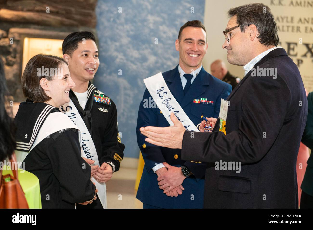 US-Rentner John Bird, Senior Vice President of Military Affairs bei der United Services Automobile Association, spricht während des Military Ambassador Reception am 7. März 2022 im Witte Museum in San Antonio, Texas, mit den Militärbotschaftern der Joint Base San Antonio. Die Zeremonie ist eine offizielle Einführung der Militärbotschafter, die das Engagement und die Unterstützung der Führer der Gemeinde San Antonio für unsere Mitglieder des Militärs hervorheben. Militärbotschafter sind Freiwilligendienstleute, die jede Abteilung vertreten, um die Öffentlichkeit über das militärische Leben und die Kultur zu informieren und aufzuklären Stockfoto