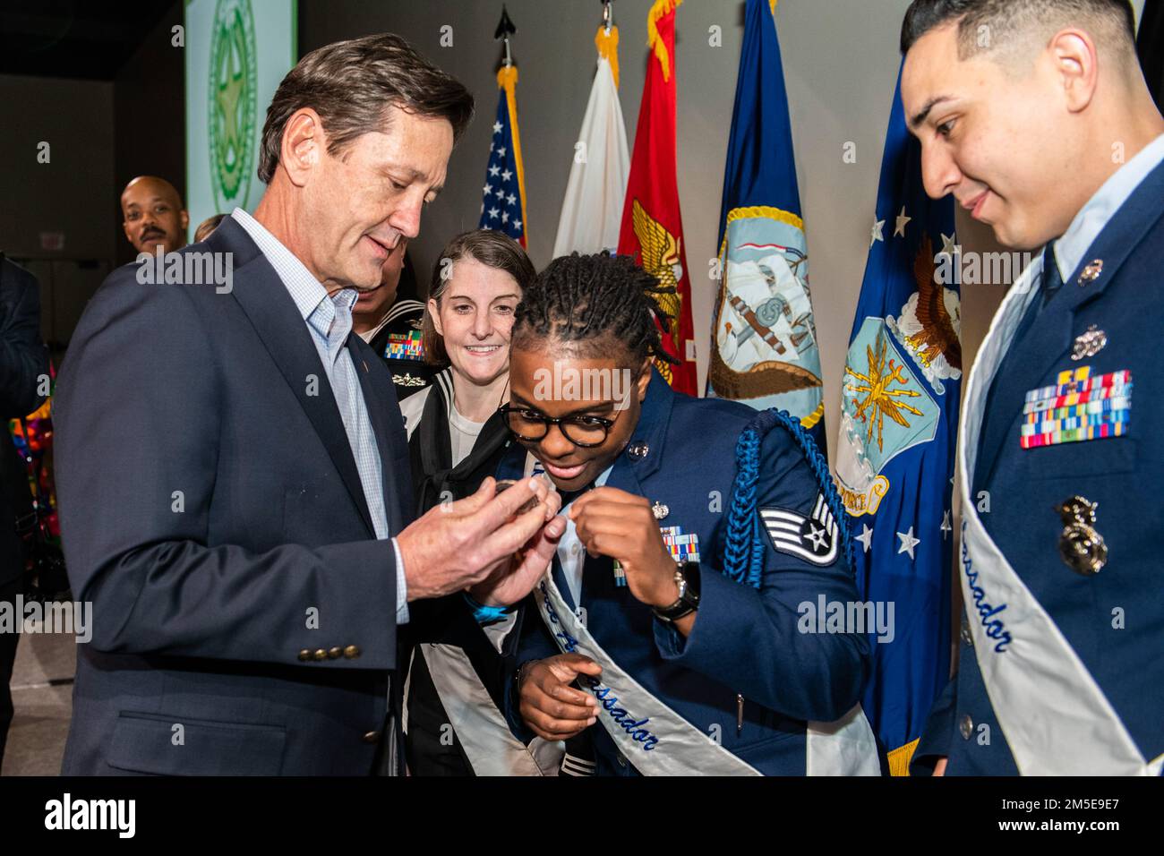 Wayne Peacock, Präsident und Vorstandsvorsitzender der United Services Automobile Association, überreichte den Militärbotschaftern der Joint Base San Antonio Münzen mit ihrer persönlichen USAA-Mitgliedsnummer beim Empfang des Militärbotschafters am 7. März 2022 im Witte Museum in San Antonio, Texas. Die Zeremonie ist eine offizielle Vorstellung der Militärbotschafter, die das Engagement und die Unterstützung von San Antonio Gemeindeführern für unsere Mitglieder des Militärs hervorheben. Militärbotschafter sind Freiwilligendienstleute, die jede Abteilung vertreten, um die Öffentlichkeit zu informieren und zu informieren Stockfoto