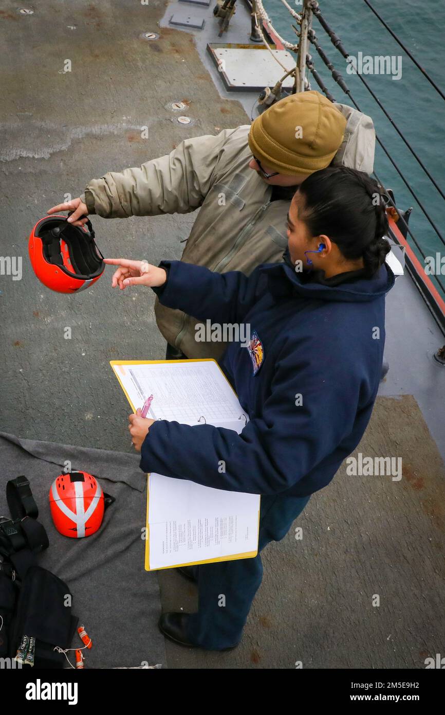 220307-N-HK187-1001 ATLANTISCHER OZEAN (7. März 2022) – Matrosen, die der Arleigh-Burke-Klasse-Guided-Missile Destroyer USS The Sullivans (DDG 68) zugeteilt wurden, führen eine Stichprobenkontrolle durch, März 7. Die Sullivans werden in das europäische Operationstheater entsandt und nehmen an einer Reihe von maritimen Aktivitäten zur Unterstützung der USA Teil Sechste Flotte und NATO-Alliierten. Stockfoto