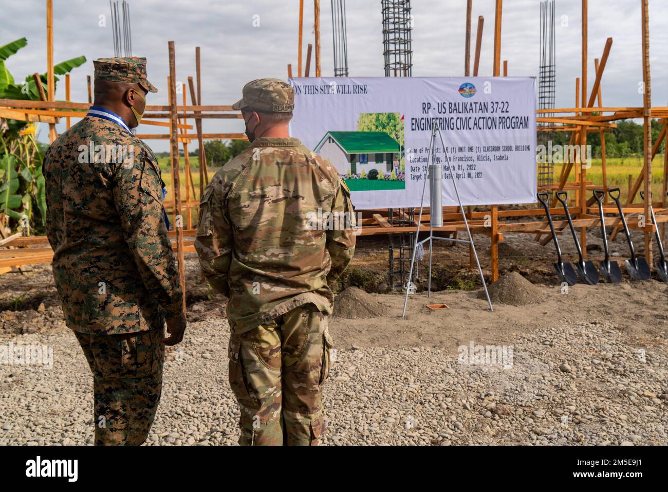 USA Oberstleutnant Brian M. Harvey (links), Offizier der Joint Exercise Support Group Balikatan und einer US-amerikanischen Armeesoldat mit 523. Engineer Support Company, 84. Engineer Battalion, bewertet den Fortschritt einer Baustelle während Balikatan 22 an der San Francisco Elementary School, Cauayan City, Alicia, Isabela, Philippinen, 7. März 2022. Balikatan, Tagalog für „Schulter-an-Schulter“, ist eine langjährige bilaterale Übung zwischen den Philippinen und den Vereinigten Staaten, die die tief verwurzelte Partnerschaft zwischen beiden Ländern hervorhebt. Balikatan 22 fällt mit dem 75. Jahrestag der US- Stockfoto