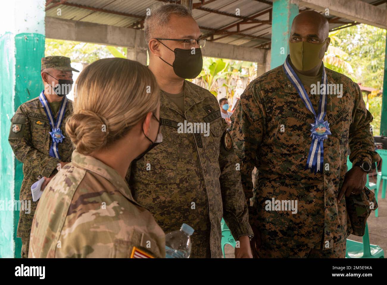 USA Army 1. LT. Francesca Martin (Zweiter von links), ein Platoon-Kommandant mit 523. Engineer Support Company, 84. Engineer Battalion, philippinischer Armeekollege Michael Logico (Mitte), Executive Agent des Hauptquartiers der Übungsdirektion und USA Oberst Brian M. Harvey, Offizier der Joint Exercise Support Group Balikatan, besuchte eine Baustelle für eine bahnbrechende Zeremonie während Balikatan 22 in der San Francisco Elementary School, Cauayan City, Alicia, Isabela, Philippinen, 7. März 2022. Balikatan, Tagalog für „Schulter-zu-Schulter“, ist eine langjährige bilaterale Übung zwischen den beiden Stockfoto