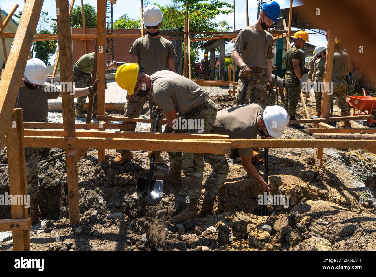 Mitglieder der Streitkräfte der Philippinen und der USA Soldaten der Armee, 523. Engineer Support Company, 84. Engineer Battalion, kombinieren Bauarbeiten während Balikatan 22 an der San Francisco Elementary School, Cauayan City, Alicia, Isabela, Philippinen, 7. März 2022. Balikatan, Tagalog für „Schulter-an-Schulter“, ist eine langjährige bilaterale Übung zwischen den Philippinen und den Vereinigten Staaten, die die tief verwurzelte Partnerschaft zwischen beiden Ländern hervorhebt. Balikatan 22 fällt mit dem 75. Jahrestag der US-philippinischen Sicherheitszusammenarbeit und der gemeinsamen Verpflichtung zur Förderung der Erbsenproduktion zusammen Stockfoto