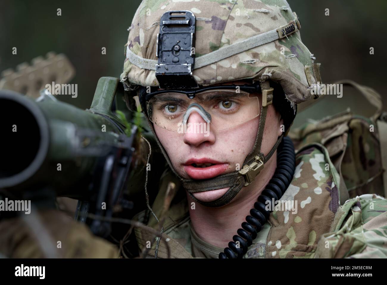 EIN US-AMERIKANISCHER Soldat der Armee, dem 2D. Kavallerie-Regiment zugeteilt, nimmt am multinationalen Training während des Saber-Streiks 22 in Camp Adazi, Lettland, am 7. März 2022 Teil. Saber Strike soll die Interoperabilität mit unseren NATO-Verbündeten verbessern und die regionalen Beziehungen stärken, die wir aufgebaut haben. Saber Strike ermöglicht es den NATO-Verbündeten, sich persönlich, beruflich, technisch und taktisch zu verbinden, um Synergieeffekte und eine kompetentere multinationale Kampftruppe zu schaffen. Stockfoto